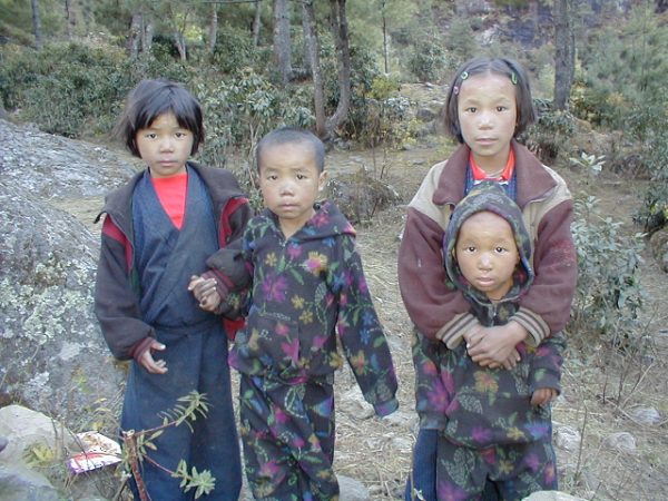 A few curious Sherpa children on the trail side.