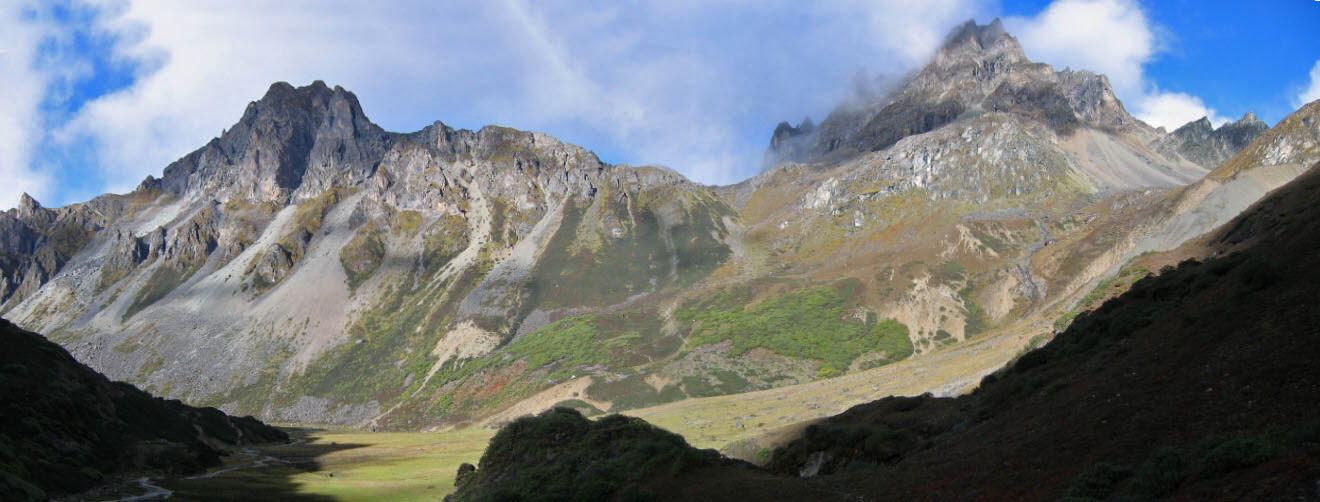 Looking toward India from just before the Drolma la pass at the start of the Tsari curcuit.