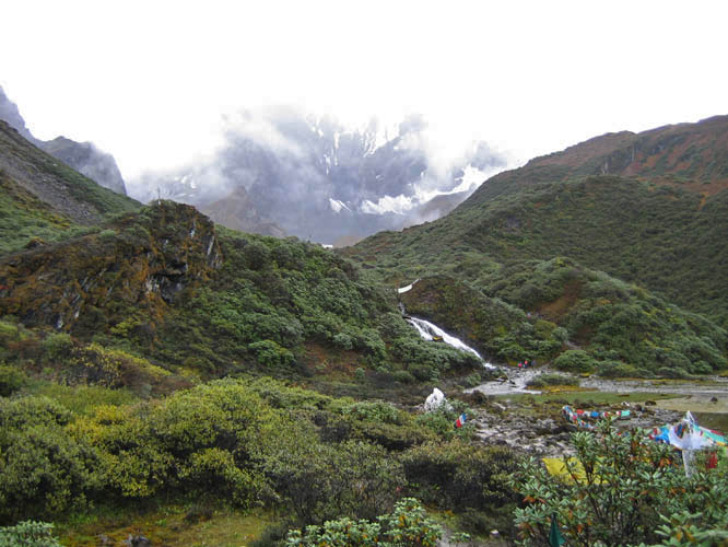 Climbing toward the Drolma La, the first big pass of the walk.