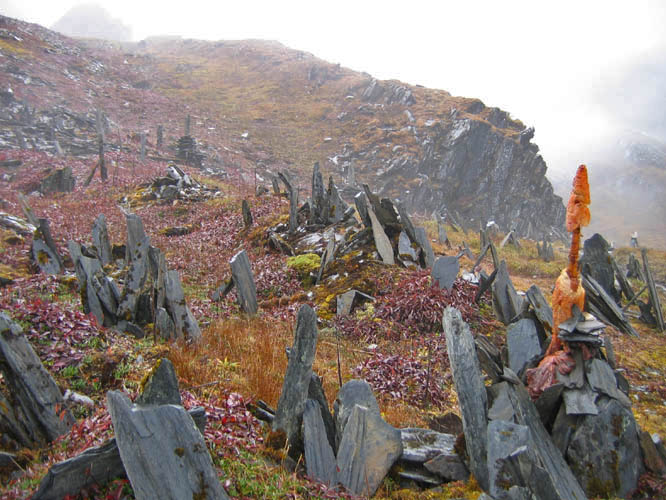 Many places on the curcuit have piles of offering stones that also help to mark where the trail is.