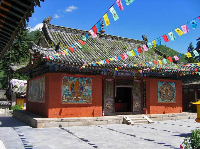 One of the buildings at ZhenHai Si, the place where Chang Gya Rolpay Dorje spent many years.