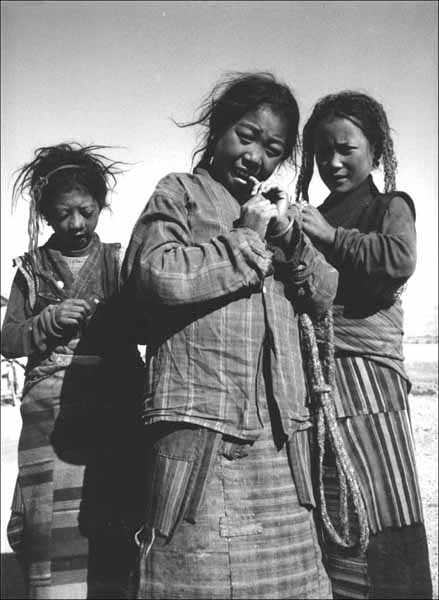 Tibetan girls near Tingre