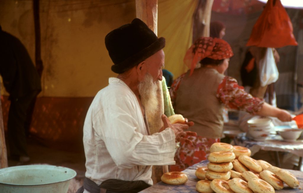 Bagels, bagels, we got your bagels....Kashgar, Xinjiang, China.