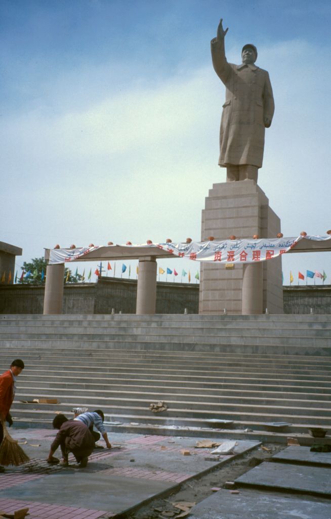 Long Live Chairman Mao! Even now Chairman Mao still presides over the central square in Kashgar. It is interesting to note that back on the other side of the country, in Beijing, most of the Mao statues were torn down years ago.